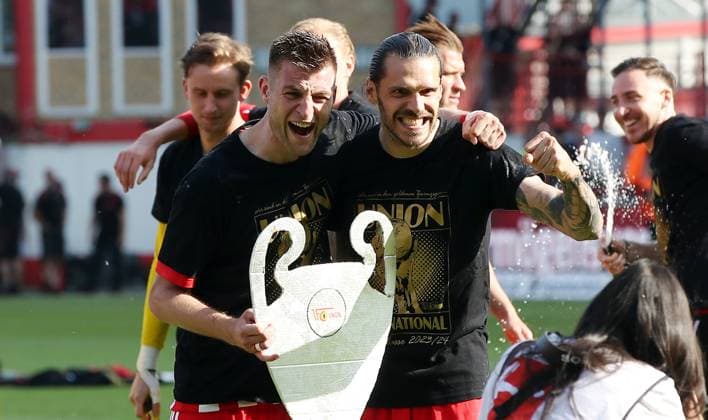 Robin Knoche mit CL Pokalattrappe, Christopher Trimmel, Union Berlin Mannschaft feiert Teilnahme an der Championsleague Freude Emotion Jubel Fußball Fussball Bundesliga Herren DFL 34. Spieltag Saison 2022 2023 27.05.2023 1.FC Union Berlin FCU vs. SV Werder Bremen SVW DFL regulations prohibit any use of photographs as image sequences and or quasi-video.