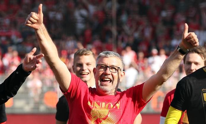 vorn Trainer Urs Fischer, Union Berlin Mannschaft feiert Teilnahme an der Championsleague Freude Emotion Jubel Fußball Fussball Bundesliga Herren DFL 34. Spieltag Saison 2022 2023 27.05.2023 1.FC Union Berlin FCU vs. SV Werder Bremen SVW DFL regulations prohibit any use of photographs as image sequences and or quasi-video.