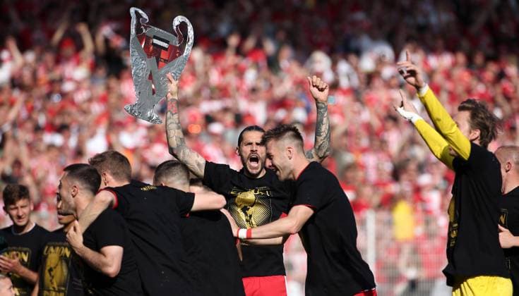 Christopher Trimmel mit CL Pokalattrappe, Union Berlin Mannschaft feiert Teilnahme an der Championsleague Freude Emotion Jubel Fußball Fussball Bundesliga Herren DFL 34. Spieltag Saison 2022 2023 27.05.2023 1.FC Union Berlin FCU vs. SV Werder Bremen SVW DFL regulations prohibit any use of photographs as image sequences and or quasi-video.