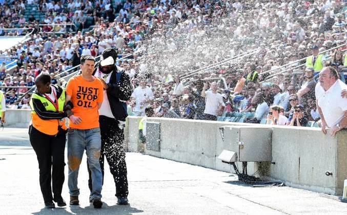 Bilder des Jahres 2023, Sport 05 Mai Sport Themen der Woche KW21 Saracens v Sale Sharks, Twickenham, UK - 27 May 2023 JUST STOP OIL protestor is hit with beer and cups as he is led away by security staff during the Gallagher Premiership Rugby Final Match between Saracens and Sale Sharks at Twickenham Stadium on 27 May 2023. Twickenham Twickenham Stadium London GBR Copyright: xTomxSandberg PPAUKx PPA-032928