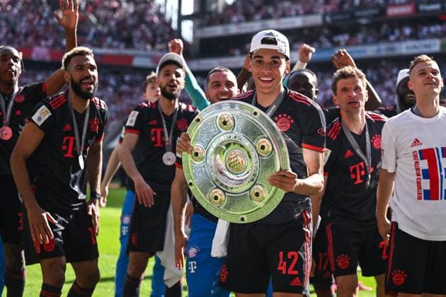Sport Themen der Woche KW21 27.05.2023, Fussball, Saison 2022 2023, 1. Bundesliga, 34. Spieltag, 1. FC Köln - FC Bayern München, Jamal Musiala (FC Bayern München) mit der Meisterschale in der Hand. xRHR-FOTO TKx *** 27 05 2023, football, season 2022 2023, 1 Bundesliga, 34 matchday, 1 FC Köln FC Bayern München, Jamal Musiala FC Bayern München holding the championship trophy xRHR PHOTO TKx Copyright: TeresaxKroeger RHR-FOTOx RHR-FOTO TK
