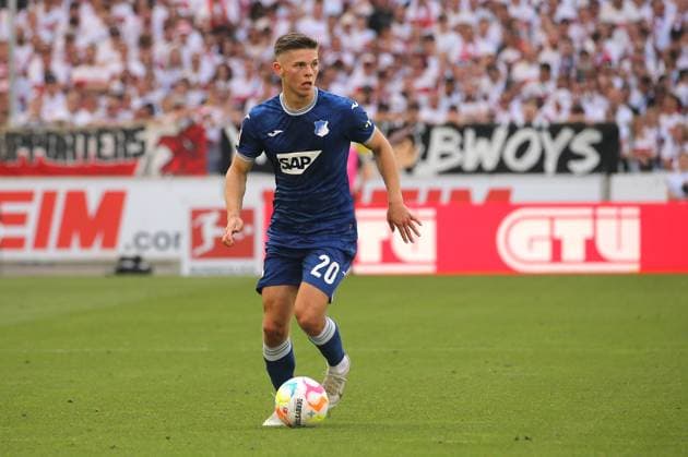Stuttgart, Fußball Bundesliga, Saison 2022 2023, VfB Stuttgart vs. TSG 1899 Hoffenheim , Finn Ole Becker (Hoffenheim) Gemäß den Vorgaben der DFL Deutsche Fußball Liga ist es untersagt, in dem Stadion und oder vom Spiel angefertigte Fotoaufnahmen in Form von Sequenzbildern und oder video°hnlichen Fotostrecken zu verwerten bzw. verwerten zu lassen.
