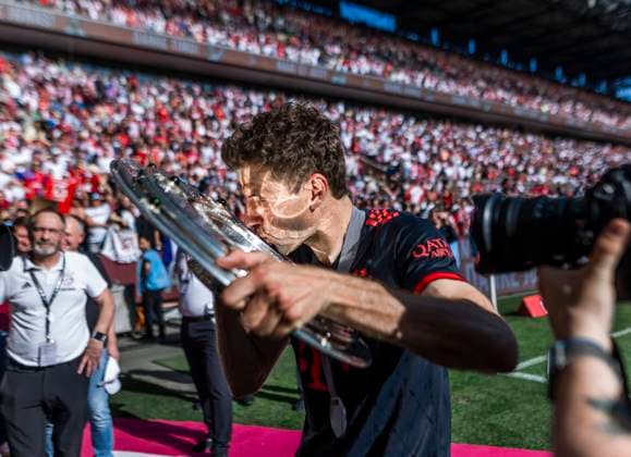 Sport Themen der Woche KW21 Köln, RheinEnergieStadion, 27.05.23: Thomas Müller (Bayern München) küsst die Meisterschale beim Spiel der 1.Bundesliga 1.FC Köln vs. FC Bayern München, 1:2 Endstand, FC Bayern München ist damit deutscher Meister. *** Cologne, RheinEnergieStadion, 27 05 23 Thomas Müller Bayern Munich kisses the championship trophy at the match of the 1 Bundesliga 1 FC Köln vs FC Bayern München, 1 2 final score, FC Bayern München is thus German champion