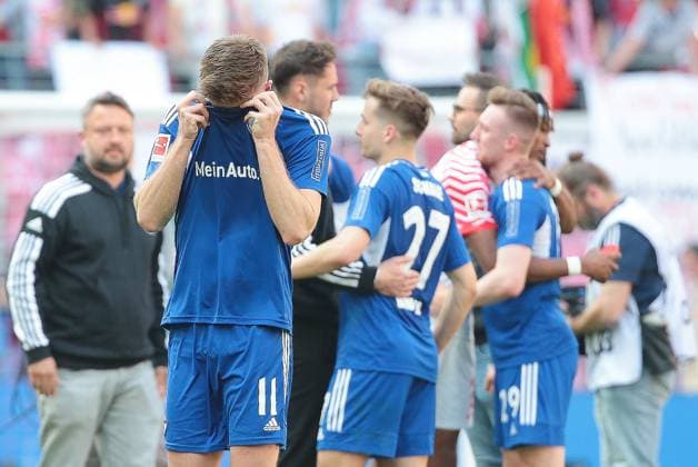 Bilder des Jahres 2023, Sport 05 Mai Sport Themen der Woche KW21 GER, 1.Bundesliga, RB Leipzig - FC Schalke 04 27.05.2023, Leipzig, Red Bull Arena, GER, Saison 2022 2023, 1.Bundesliga, 34.Spieltag, RasenBallsport Leipzig vs FC Schalke 04 im Bild Marius Buelter (Schalke) enttaeuscht, Schalke steigt ab DFL regulations prohibit any use of photographs as image sequences and or quasi-video *** GER, 1 Bundesliga, RB Leipzig FC Schalke 04 27 05 2023, Leipzig, Red Bull Arena, GER, Saison 2022 2023, 1 Bundesliga, 34 Spieltag, RasenBallsport Leipzig vs FC Schalke 04 im Bild Marius Buelter Schalke entttaeuscht, Schalke relegated DFL regulations prohibit any use of photographs as image sequences and or quasi video