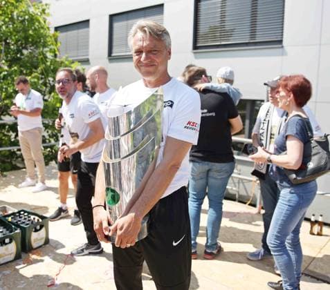 28.05.2023, Fussball, Herren, 3. Liga, Saison 2022 2023, Meister- und Aufstiegsfeier der SV 07 Elversberg auf dem Rathausvorplatz in Spiesen-Elversberg, Trainer Horst Steffen mit dem Meisterpokal Spiesen-Elversberg Rathausvorplatz Saarland Deutschland (DE)