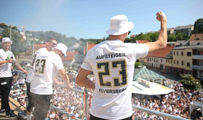 Sport Themen der Woche KW21 28.05.2023, Fussball, Herren, 3. Liga, Saison 2022 2023, Meister- und Aufstiegsfeier der SV 07 Elversberg auf dem Rathausvorplatz in Spiesen-Elversberg, Luca Menke jubelt Richtung Fans Spiesen-Elversberg Rathausvorplatz Saarland Deutschland (DE) *** 28 05 2023, football, men, 3 league, season 2022 2023, champions and promotion celebration of SV 07 Elversberg on the town hall forecourt in Spiesen Elversberg, Luca Menke cheers towards fans Spiesen Elversberg town hall forecourt Saarland Germany EN
