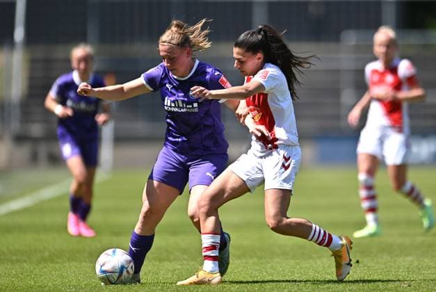 Fußball Frauen Flyeralarm-Bundesliga Saison 2022 2023 22. Spieltag: 1. FC Köln - SGS Essen am 28.05.2023 im Franz-Kremer-Stadion in Köln Ramona Maier ( SGS Essen ), links - Manjou Wilde ( 1. FC Köln ), rechts DFB regulations prohibit any use of photographs as image sequences and or quasi-video. Nordrhein-Westfalen Deutschland