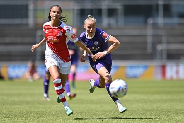 Fußball Frauen Flyeralarm-Bundesliga Saison 2022 2023 22. Spieltag: 1. FC Köln - SGS Essen am 28.05.2023 im Franz-Kremer-Stadion in Köln Genessee Puntigam ( 1. FC Köln ), links - Antonia Baaß ( SGS Essen ), rechts DFB regulations prohibit any use of photographs as image sequences and or quasi-video. Nordrhein-Westfalen Deutschland
