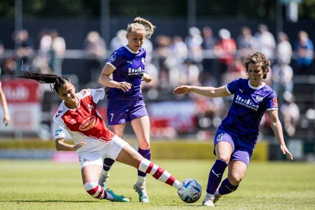 FLYERALARM. Frauen Fussball Bundesliga, 1. FC Koeln - SGS Essen; 28.05.2023 Genessee Puntigam (1. FC Koeln, 13), Antonia Baass (SGS Essen, 7), Anja Pfluger (SGS Essen, 21) FLYERALARM Frauen Fussball Bundesliga, 1. FC Koeln - SGS Essen, Koeln, Geissbockheim DFB REGULATIONS PROHIBIT ANY USE OF PHOTOGRAPHS AS IMAGE SEQUENCES AND OR QUASI-VIDEO. Copyright: xBEAUTIFULxSPORTS Wunderlx