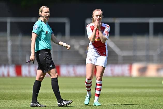 Fußball Frauen Flyeralarm-Bundesliga Saison 2022 2023 22. Spieltag: 1. FC Köln - SGS Essen am 28.05.2023 im Franz-Kremer-Stadion in Köln Schiedsrichterin Kathrin Heimann, links - Sarah Maria Puntigam ( 1. FC Köln ), rechts DFB regulations prohibit any use of photographs as image sequences and or quasi-video. Nordrhein-Westfalen Deutschland