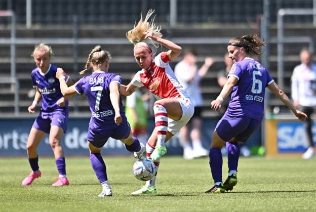 Fußball Frauen Flyeralarm-Bundesliga Saison 2022 2023 22. Spieltag: 1. FC Köln - SGS Essen am 28.05.2023 im Franz-Kremer-Stadion in Köln Antonia Baaß ( SGS Essen ), links - Mandy Islacker ( 1. FC Köln ), mitte - Katharina Piljic ( SGS Essen ), rechts DFB regulations prohibit any use of photographs as image sequences and or quasi-video. Nordrhein-Westfalen Deutschland