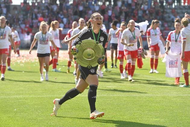Sport Themen der Woche KW21 Sport Bilder des Tages Siegerehrung, Teamfoto,Team,Mannschaft,Mannschaftsfoto, Laura BENKARTH (Torfrau FCB) mit Schale,Meisterschale. Deutscher Meister,Meisterschaf. Saison 2022 2023, 22.Spieltag, Spieltag22, FC Bayern Muenchen - Turbine Potsdam 11-1 am 28.05.2023 FC Bayern Campus. *** Award ceremony, team photo, team, team photo, Laura BENKARTH goalkeeper FCB with cup, championship cup German champion, championship season 2022 2023, 22 match day, match day 22, FC Bayern Muenchen Turbine Potsdam 11 1 on 28 05 2023 FC Bayern Campus