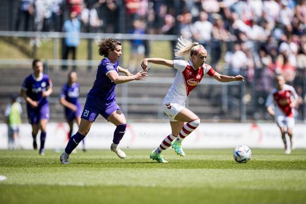 FLYERALARM. Frauen Fussball Bundesliga, 1. FC Koeln - SGS Essen; 28.05.2023 Anja Pfluger (SGS Essen, 21), Mandy Islacker (1. FC Koeln, 8) FLYERALARM Frauen Fussball Bundesliga, 1. FC Koeln - SGS Essen, Koeln, Geissbockheim DFB REGULATIONS PROHIBIT ANY USE OF PHOTOGRAPHS AS IMAGE SEQUENCES AND OR QUASI-VIDEO. Copyright: xBEAUTIFULxSPORTS Wunderlx