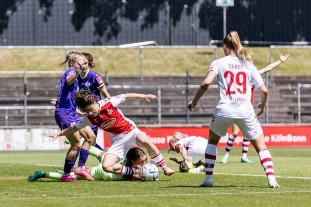 FLYERALARM. Frauen Fussball Bundesliga, 1. FC Koeln - SGS Essen; 28.05.2023 Beke Sterner (SGS Essen, 19), Sophia Winkler (SGS Essen, 12), Alicia Gudorf (1. FC Koeln, 12) FLYERALARM Frauen Fussball Bundesliga, 1. FC Koeln - SGS Essen, Koeln, Geissbockheim DFB REGULATIONS PROHIBIT ANY USE OF PHOTOGRAPHS AS IMAGE SEQUENCES AND OR QUASI-VIDEO. Copyright: xBEAUTIFULxSPORTS Wunderlx