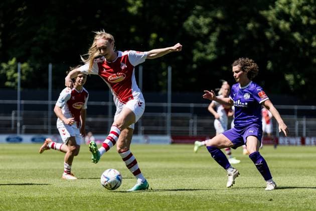 FLYERALARM. Frauen Fussball Bundesliga, 1. FC Koeln - SGS Essen; 28.05.2023 Sarah Puntigam (1. FC Koeln, 17), Anja Pfluger (SGS Essen, 21) FLYERALARM Frauen Fussball Bundesliga, 1. FC Koeln - SGS Essen, Koeln, Geissbockheim DFB REGULATIONS PROHIBIT ANY USE OF PHOTOGRAPHS AS IMAGE SEQUENCES AND OR QUASI-VIDEO. Copyright: xBEAUTIFULxSPORTS Wunderlx