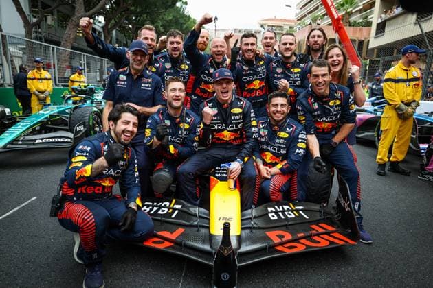 Bilder des Jahres 2023, Sport 05 Mai Sport Themen der Woche KW21 Sport Bilder des Tages VERSTAPPEN Max (ned), Red Bull Racing RB19, celebrating victory with his team during the Formula 1 Grand Prix de Monaco 2023, 6th round of the 2023 Formula One World Championship, WM, Weltmeisterschaft from May 26 to 28, 2023 on the Circuit de Monaco, in Monaco - F1 - MONACO GRAND PRIX 2023 - RACE DPPI Panoramic  20230528_GOOD7268