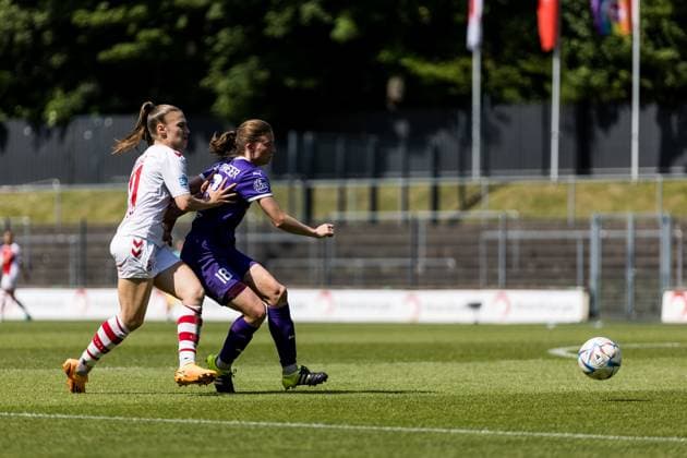 FLYERALARM. Frauen Fussball Bundesliga, 1. FC Koeln - SGS Essen; 28.05.2023 Alena Bienz (1. FC Koeln, 11), Lena Ostermeier (SGS Essen, 18) FLYERALARM Frauen Fussball Bundesliga, 1. FC Koeln - SGS Essen, Koeln, Geissbockheim DFB REGULATIONS PROHIBIT ANY USE OF PHOTOGRAPHS AS IMAGE SEQUENCES AND OR QUASI-VIDEO. Copyright: xBEAUTIFULxSPORTS Wunderlx