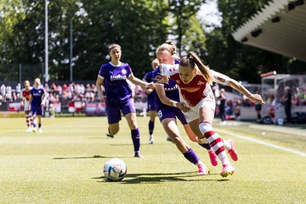 FLYERALARM. Frauen Fussball Bundesliga, 1. FC Koeln - SGS Essen; 28.05.2023 Beke Sterner (SGS Essen, 19), Weronika Zaistowska (1. FC Koeln, 24) FLYERALARM Frauen Fussball Bundesliga, 1. FC Koeln - SGS Essen, Koeln, Geissbockheim DFB REGULATIONS PROHIBIT ANY USE OF PHOTOGRAPHS AS IMAGE SEQUENCES AND OR QUASI-VIDEO. Copyright: xBEAUTIFULxSPORTS Wunderlx
