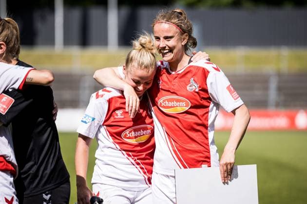 FLYERALARM. Frauen Fussball Bundesliga, 1. FC Koeln - SGS Essen; 28.05.2023 Lena Uebach (1. FC Koeln, 27) wird von Myrthe Moorrees (1. FC Koeln, 6) umarmt FLYERALARM Frauen Fussball Bundesliga, 1. FC Koeln - SGS Essen, Koeln, Geissbockheim DFB REGULATIONS PROHIBIT ANY USE OF PHOTOGRAPHS AS IMAGE SEQUENCES AND OR QUASI-VIDEO. Copyright: xBEAUTIFULxSPORTS Wunderlx