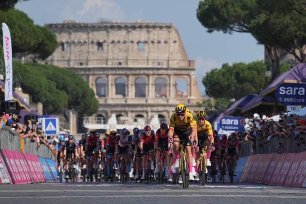 Bilder des Jahres 2023, Sport 05 Mai Sport Themen der Woche KW21 Sport Bilder des Tages Foto Gian Mattia D Alberto LaPresse 28 Maggio 2023 Roma, Italia - Ciclismo - Giro d& x2019;Italia 2023 - Edizione 106 - Tappa 21 - da Roma a Roma. Nella foto: un momento della gara - il passaggio al Colosseo May 28, 2023 Roma, Italy - Sport Cycling - Giro d& x2019;Italia 2023 - 106th Edition - Stage 21 - From Roma to Roma. In the pic: a moment of the race Foto Gian Mattia D Alberto LaPresse 28 Maggio 2023 Roma, Italia - Sport Ciclismo - Giro d& x2019;Italia 2023 - Edizione 106 - Tappa 21 - da Roma a Roma. Nella foto: un momento della gara - il passaggio al Colosseo May 28, 2023 Roma, Italy - Sport Cycling - Giro d& x2019;Italia 2023 - 106th Edition - Stage 21 - From Roma to Roma. In the pic: a moment of the race  Copyright: xGianxMattiaxD Alberto LaPressex