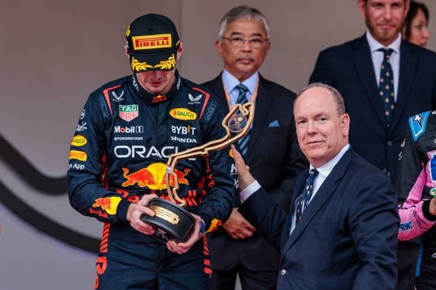 Prinz albert überreicht Max Verstappen (Red Bull Racing) den Pokal, Grosser Preis von Monaco, Motorsport, Formel 1, Saison 2023, 28.05.2023 Grosser Preis von Monaco, Motorsport, Formel 1, Saison 2023, 28.05.2023 Monaco Copyright: xEibner-Pressefoto AlexanderxNeisx EP_ANS