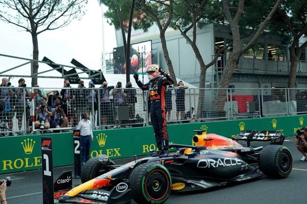 Formel 1 Grand Prix Monaco 2023 28.05.2023, Circuit de Monaco, Monte Carlo, Formel 1 Grand Prix Monaco 2023 ,im Bild Sieger Max Verstappen (NLD), Oracle Red Bull Racing steht auf seinem Auto und jubelt über den Sieg.