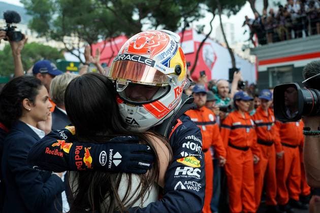 Formel 1 Grand Prix Monaco 2023 28.05.2023, Circuit de Monaco, Monte Carlo, Formel 1 Grand Prix Monaco 2023 ,im Bild Sieger Max Verstappen (NLD), Oracle Red Bull Racing freut sich mit Freundin Kelly Piquet über den Sieg.