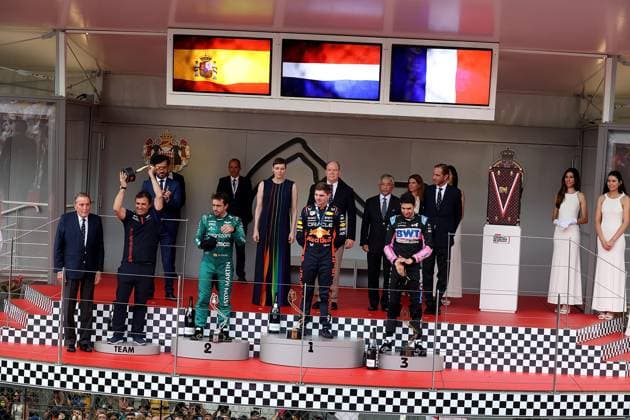 Formel 1 Grand Prix Monaco 2023 28.05.2023, Circuit de Monaco, Monte Carlo, Formel 1 Grand Prix Monaco 2023 ,im Bild Podium: v.l.n.r. hintere Reihe: FIA Präsident Mohammed bin Sulayem, Charlene Lynette Grimaldi, Fürstin von Monaco, Fürst Albeert II. von Monaco. vordere Reihe: Pierre Wache (FRA) Red Bull Racing Technischer Direktor, Fernando Alonso aus Spanien vom Team Aston Martin, Max Verstappen aus den Niederlanden vom Team Oracle Red Bull, Esteban Ocon aus Frankreich vom Team Alpine.