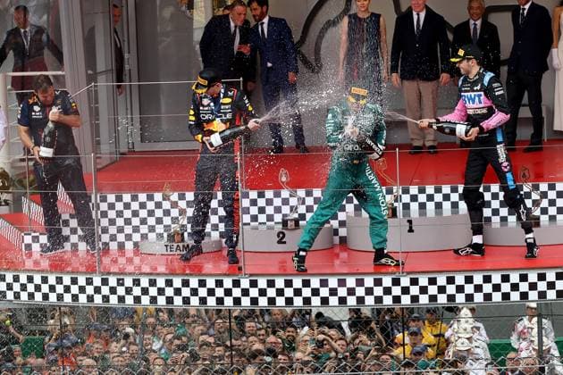 28.05.2023, Circuit de Monaco, Monte Carlo, Formel 1 Grand Prix Monaco 2023 ,im Bild Podium: v.l.n.r. hintere Reihe: FIA Präsident Mohammed bin Sulayem, Charlene Lynette Grimaldi, Fürstin von Monaco, Fürst Albeert II. von Monaco. vordere Reihe: Pierre Wache (FRA) Red Bull Racing Technischer Direktor, Fernando Alonso aus Spanien vom Team Aston Martin, Max Verstappen aus den Niederlanden vom Team Oracle Red Bull, Esteban Ocon aus Frankreich vom Team Alpine. Monte Carlo Circuit de Monaco Monaco