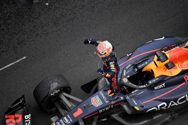 Formel 1 Grand Prix Monaco 2023 28.05.2023, Circuit de Monaco, Monte Carlo, Formel 1 Grand Prix Monaco 2023 ,im Bild Sieger Max Verstappen (NLD), Oracle Red Bull Racing steht auf seinem Auto und feiert den Sieg.