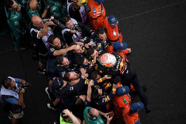 Formel 1 Grand Prix Monaco 2023 28.05.2023, Circuit de Monaco, Monte Carlo, Formel 1 Grand Prix Monaco 2023 ,im Bild Sieger Max Verstappen (NLD), Oracle Red Bull Racing feiert den Sieg mit seinen Mechanikern.
