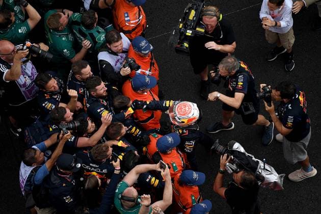Formel 1 Grand Prix Monaco 2023 28.05.2023, Circuit de Monaco, Monte Carlo, Formel 1 Grand Prix Monaco 2023 ,im Bild Sieger Max Verstappen (NLD), Oracle Red Bull Racing feiert den Sieg mit seinen Mechanikern.