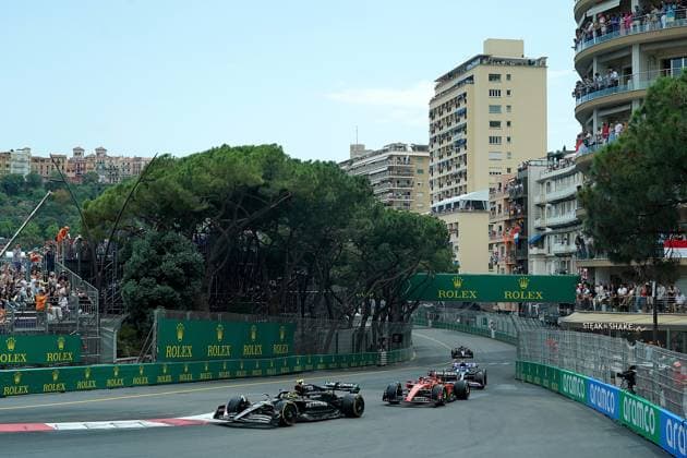 Formel 1 Grand Prix Monaco 2023 28.05.2023, Circuit de Monaco, Monte Carlo, Formel 1 Grand Prix Monaco 2023 ,im Bild Lewis Hamilton (GBR), Mercedes-AMG Petronas Formula One Team, Carlos Sainz Jr. (ESP), Scuderia Ferrari