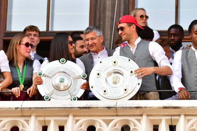 Sport Themen der Woche KW21 Sport Bilder des Tages Jovana Damnjanovic (9 FC Bayern München) und Thomas Müller (25 FC Bayern) feiern gemeinsam den Gewinn der Deutschen Meisterschaft auf dem Rathausbalkon am Marienplatz am 28.05.2023. München Marienplatz Bayern Deutschland *** Jovana Damnjanovic 9 FC Bayern Munich and Thomas Müller 25 FC Bayern celebrate winning the German championship together on the city hall balcony at Marienplatz on 28 05 2023 Munich Marienplatz Bavaria Germany