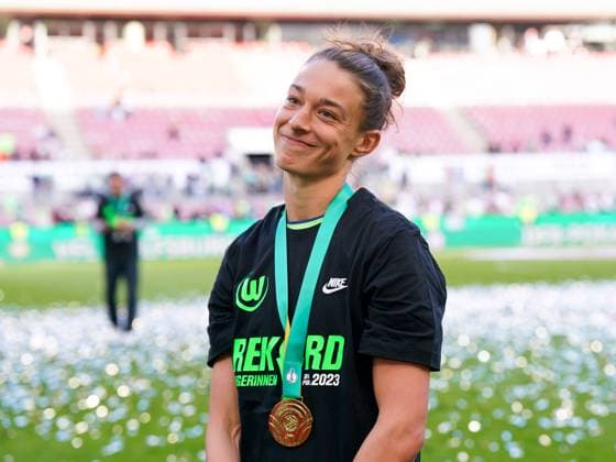 Cologne, Germany, 18th May 2023: Felicitas Rauch (13 Wolfsburg) celebrates their victory of the Cup Final during the DFB Pokal Final football match between VFL Wolfsburg and SC Freiburg at RheinEnergieSTADION in Cologne, Germany. (Daniela Porcelli SPP) Copyright: xDanielaxPorcellix xSPPx spp-en-DaPoSp-20230518-DP209047