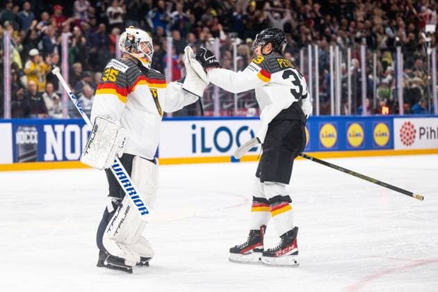 Eishockey, WM, Finale, Kanada - Deutschland 230528 Goaltender Mathias Niederberger and John Peterka of Germany celebrate scoring 0-1 during the 2023 IIHF Ice hockey, Eishockey World Championship, WM, Weltmeisterschaft final game between Canada and Germany on May 28, 2023 in Tampere. Photo: Joel Marklund BILDBYRAN kod JM JM0489 bbeng ishockey ice hockey ishockey-vm 2023 ishockey-vm vm 2023 iihf ice hockey world championship final kanada canada germany tyskland jubel Copyright: JOELxMARKLUND BB230528JM105
