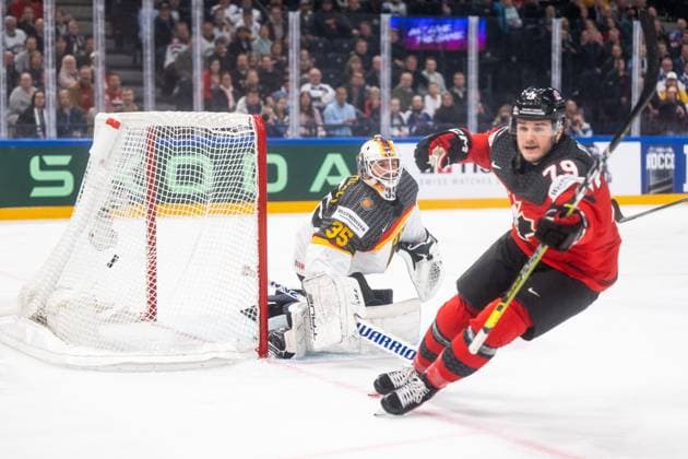 Eishockey, WM, Finale, Kanada - Deutschland 230528 Goaltender Mathias Niederberger of Germany looks dejected after Samuel Blais of Canada scores 1-1 during the 2023 IIHF Ice hockey, Eishockey World Championship, WM, Weltmeisterschaft final game between Canada and Germany on May 28, 2023 in Tampere. Photo: Joel Marklund BILDBYRAN kod JM JM0489 bbeng ishockey ice hockey ishockey-vm 2023 ishockey-vm vm 2023 iihf ice hockey world championship final kanada canada germany tyskland depp Copyright: JOELxMARKLUND BB230528JM106