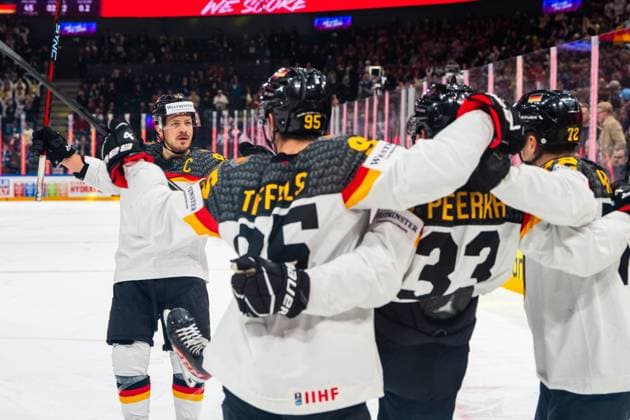 Eishockey, WM, Finale, Kanada - Deutschland TAMPERE, FINLAND - MAY 28: Moritz Muller of Germany (L) joins Frederik Tiffels of Germany (2nd from L), Dominik Kahun of Germany (R) celebrating John Peterka of Germany (C) during the 2023 IIHF Ice hockey, Eishockey World Championship, WM, Weltmeisterschaft Finland - Latvia game between Canada and Germany at Nokia Arena on May 28, 2023 in Tampere, Finland. Tampere Nokia Arena Finland Copyright: xJustPictures.ch JarixPestelaccix