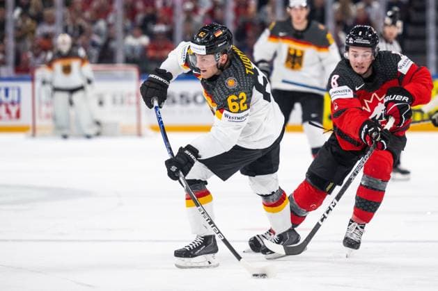 Eishockey, WM, Finale, Kanada - Deutschland 230528 Parker Tuomie of Germany and Cody Glass of Canada during the 2023 IIHF Ice hockey, Eishockey World Championship, WM, Weltmeisterschaft final game between Canada and Germany on May 28, 2023 in Tampere. Photo: Joel Marklund BILDBYRAN kod JM JM0489 bbeng ishockey ice hockey ishockey-vm 2023 ishockey-vm vm 2023 iihf ice hockey world championship final kanada canada germany tyskland Copyright: JOELxMARKLUND BB230528JM113