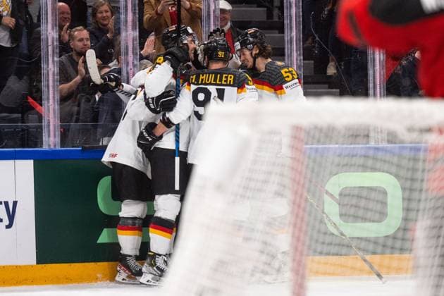 230528 Daniel Fischbuch of Germany celebrates with teammates after scoring 1-2 during the 2023 IIHF Ice hockey, Eishockey World Championship, WM, Weltmeisterschaft final game between Canada and Germany on May 28, 2023 in Tampere. Photo: Joel Marklund BILDBYRAN kod JM JM0489 bbeng ishockey ice hockey ishockey-vm 2023 ishockey-vm vm 2023 iihf ice hockey world championship final kanada canada germany tyskland jubel Copyright: JOELxMARKLUND BB230528JM121