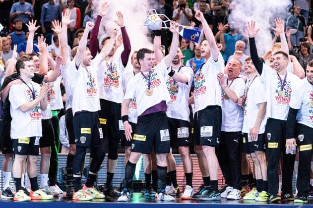 Sport Themen der Woche KW21 Sport Bilder des Tages Hans Lindberg (Fuechse Berlin, 18) mit Pokal Fuechse Berlin vs. Fraikin BM Granollers, Handball, EHF European League, Finale, Saison 2022 2023, 28.05.2023 Fuechse Berlin vs. Fraikin BM Granollers, Handball, EHF European League, Finale, Saison 2022 2023, 28.05.2023 Flensburg *** Hans Lindberg Fuechse Berlin, 18 with Cup Fuechse Berlin vs Fraikin BM Granollers, Handball, EHF European League, Final, Season 2022 2023, 28 05 2023 Fuechse Berlin vs Fraikin BM Granollers, Handball, EHF European League, Final, Season 2022 2023, 28 05 2023 Flensburg Copyright: xEibner-Pressefoto MarcelxvonxFehrnx EP_EER