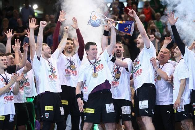 Joueurs de Fuchse Berlin recoivent leur trophee Hans Lindberg (Fuchse Berlin) HANDBALL : Fuchse Berlin vs BM Fraikin Granollers - EHF European League - Finale - 28 05 2023 KevinDomas Panoramic 