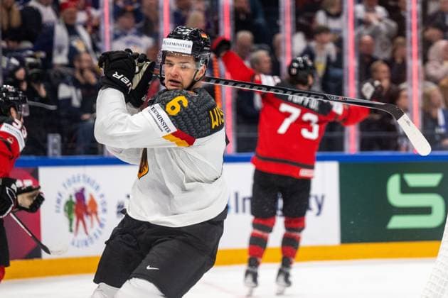 Eishockey, WM, Finale, Kanada - Deutschland 230528 Kai Wissmann of Germany looks dejected after Tyler Toffoli celebrates scores 4-2 during the 2023 IIHF Ice hockey, Eishockey World Championship, WM, Weltmeisterschaft final game between Canada and Germany on May 28, 2023 in Tampere. Photo: Joel Marklund BILDBYRAN kod JM JM0489 bbeng ishockey ice hockey ishockey-vm 2023 ishockey-vm vm 2023 iihf ice hockey world championship final kanada canada germany tyskland depp Copyright: JOELxMARKLUND BB230528JM135