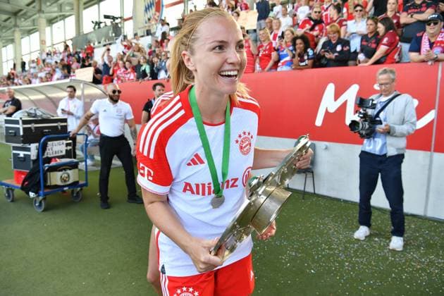 Glodis Perla Viggosdottir (4 FC Bayern München) feiert die Deutsche Fussball Meisterschaft der Flyeralarm Frauen-Bundesliga 2022 2023 am 28.05.2023. München FC Bayern Campus Bayern Deutschland