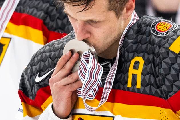 230528 Dominik Kahun of Germany looks dejected and gives the silver medal a kiss after the 2023 IIHF Ice hockey, Eishockey World Championship, WM, Weltmeisterschaft final game between Canada and Germany on May 28, 2023 in Tampere. Photo: Joel Marklund BILDBYRAN kod JM JM0489 bbeng ishockey ice hockey ishockey-vm 2023 ishockey-vm vm 2023 iihf ice hockey world championship final kanada canada germany tyskland depp Copyright: JOELxMARKLUND BB230528JM147
