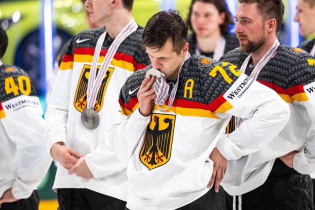230528 Dominik Kahun of Germany looks dejected and gives the silver medal a kiss after the 2023 IIHF Ice hockey, Eishockey World Championship, WM, Weltmeisterschaft final game between Canada and Germany on May 28, 2023 in Tampere. Photo: Joel Marklund BILDBYRAN kod JM JM0489 bbeng ishockey ice hockey ishockey-vm 2023 ishockey-vm vm 2023 iihf ice hockey world championship final kanada canada germany tyskland depp Copyright: JOELxMARKLUND BB230528JM148