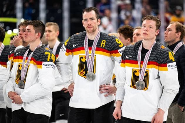 Sport Bilder des Tages 230528 Justin Schutz, Marcel Noebels and Jonas Müller of Germany looks dejected after the 2023 IIHF Ice hockey, Eishockey World Championship, WM, Weltmeisterschaft final game between Canada and Germany on May 28, 2023 in Tampere. Photo: Joel Marklund BILDBYRAN kod JM JM0489 bbeng ishockey ice hockey ishockey-vm 2023 ishockey-vm vm 2023 iihf ice hockey world championship final kanada canada germany tyskland depp Copyright: JOELxMARKLUND BB230528JM152