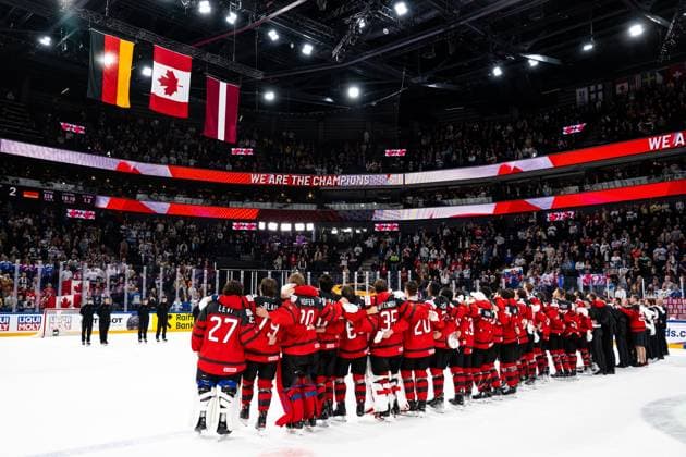 230528 Players of Canada sees the flags of Germany, Canada and Latvia being raised after the 2023 IIHF Ice hockey, Eishockey World Championship, WM, Weltmeisterschaft final game between Canada and Germany on May 28, 2023 in Tampere. Photo: Joel Marklund BILDBYRAN kod JM JM0489 bbeng ishockey ice hockey ishockey-vm 2023 ishockey-vm vm 2023 iihf ice hockey world championship final kanada canada germany tyskland Copyright: JOELxMARKLUND BB230528JM154