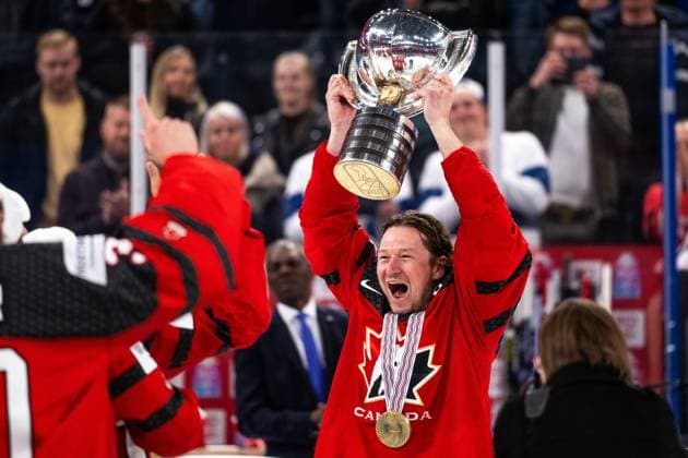 230528 Tyler Toffoli of Canada celebrate with the trophy after winning the 2023 IIHF Ice hockey, Eishockey World Championship, WM, Weltmeisterschaft final game between Canada and Germany on May 28, 2023 in Tampere. Photo: Joel Marklund BILDBYRAN kod JM JM0489 bbeng ishockey ice hockey ishockey-vm 2023 ishockey-vm vm 2023 iihf ice hockey world championship final kanada canada germany tyskland jubel världsmästare vm-mästare Copyright: JOELxMARKLUND BB230528JM157