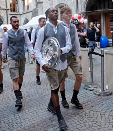 28.05.2023, FC Bayern Muenchen Meisterfeier 2023, Marienplatz Muenchen, Fusball, im Bild: Arjen Ibrahimovic (FC Bayern Muenchen) , Mathys Tel (FC Bayern Muenchen) und Paul Wanner (FC Bayern Muenchen)
